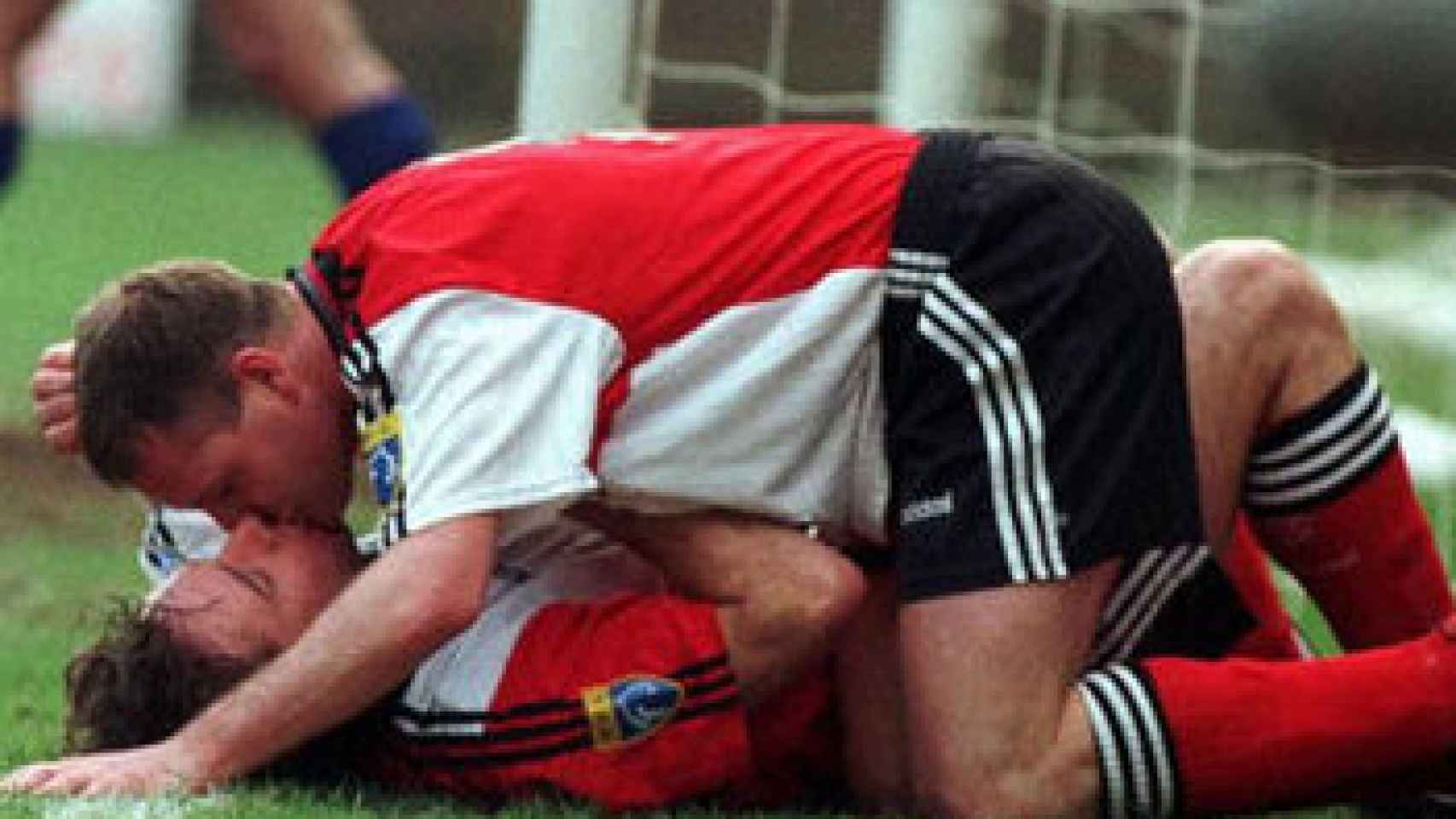 Beso entre Paul Gascoigne y Ally McCoist durante la Copa de Escocia de 1996