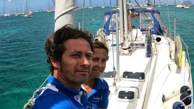 Álex, empresario castellonense, y Anabel, enfermera sevillana, en su velero 'El Intrépido', en aguas de Martinica.