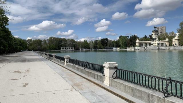 El paseo junto al estanque de El Retiro, totalmente vacío.