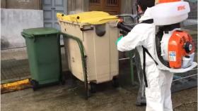 Operario realiza labores de desinfección en A Coruña
