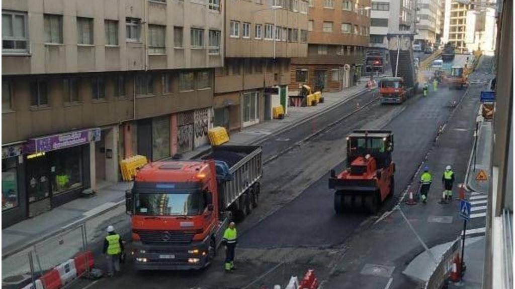 Operarios esta mañana en la obra de la Ronda de Nelle