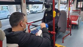 Policía entrega mascarillas en autobús de A Coruña