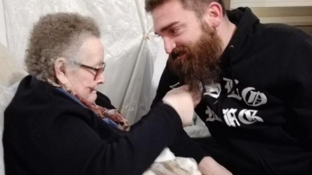 Abuela, ya no me harás más trenzas en la barba: cuando los nuestros no tienen ni un funeral digno