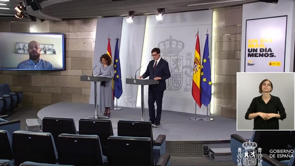 Los ministros Montero e Illa, en rueda de prensa en la sala de prensa de Moncloa.