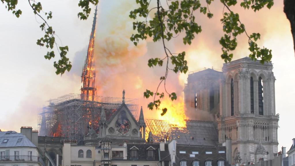 Momento en el que se derrumba la aguja de Notre-Dame.