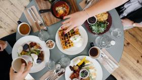 Un desayuno con distintos alimentos sobre la mesa.