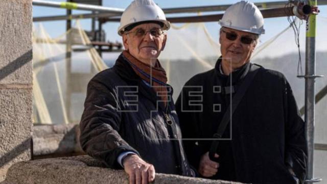 El arquitecto Jaime Castañón, a la izquierda, en una imagen tomada por EFE en la torre de la Catedral