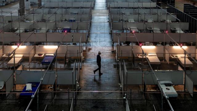 Varios trabajadores realizan tareas de montaje en el hospital de campaña habilitado en Fira de Barcelona.