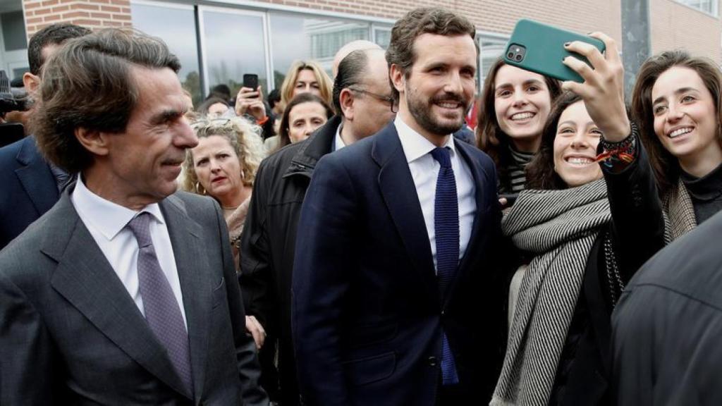 El expresidente José María Aznar con Pablo Casado en la calle, en una imagen de archivo.