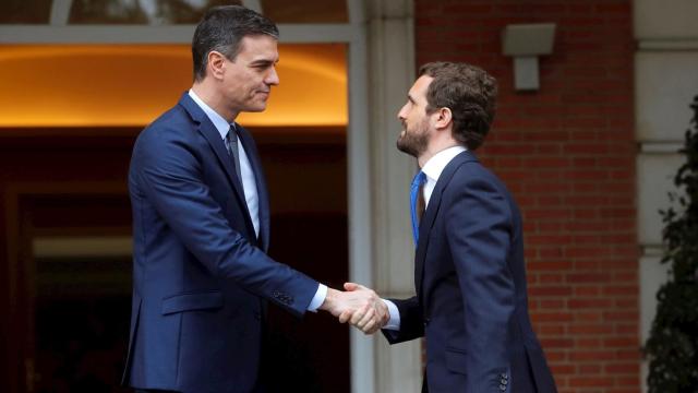 Pedro Sánchez recibe a Pablo Casado en Moncloa en una imagen de archivo.