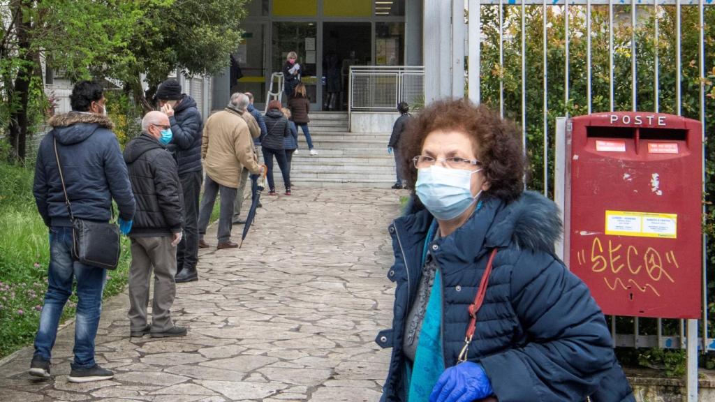 Colas en una oficina de correos en Roma