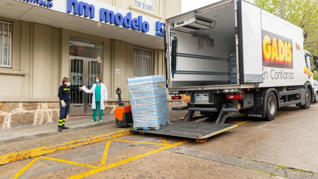 Entrega de botellas en el hospital Modelo de A Coruña por parte de Gadis.