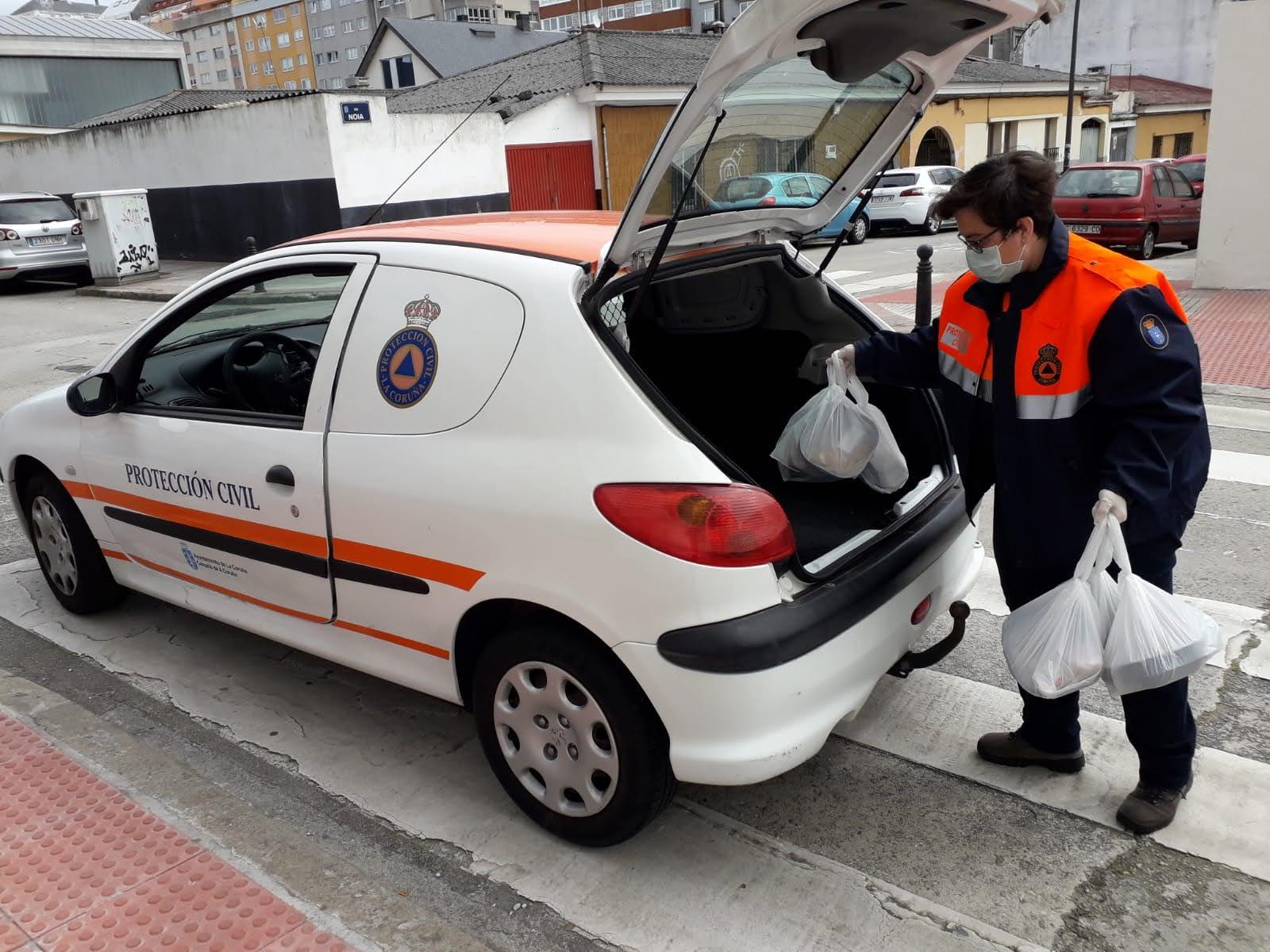 Voluntarios de Protección Civil reparten comida a domicilio en A Coruña