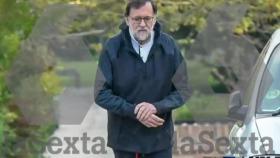 Rajoy pasea por las cercanías de sus casa