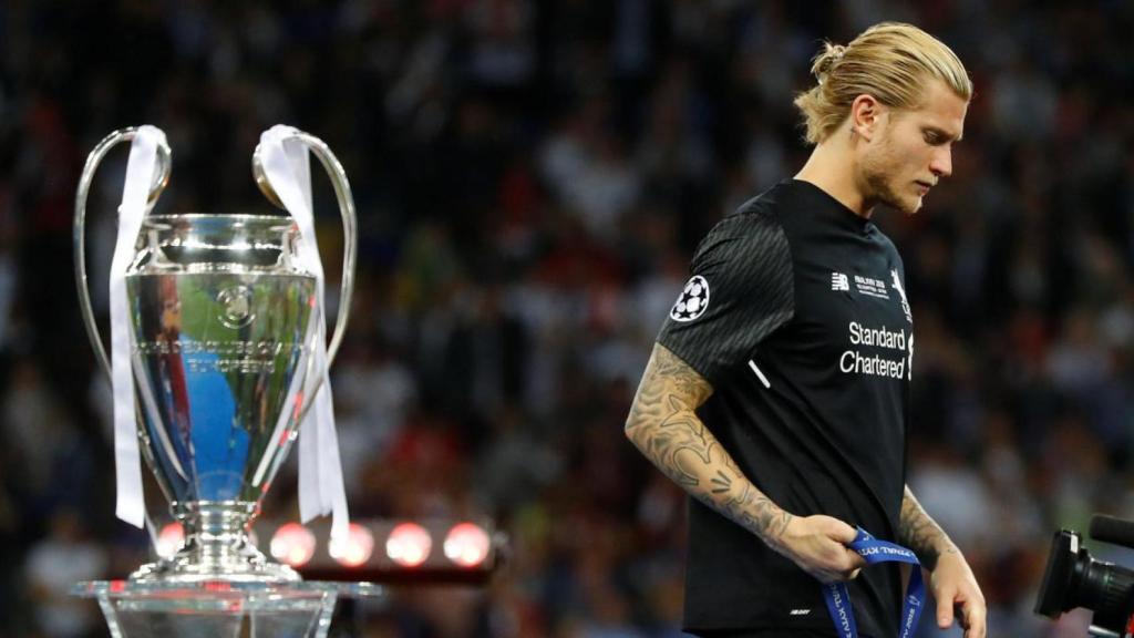 Loris Karius recoge su medalla de subcampeón de la Champions League de 2018