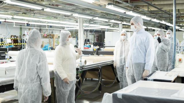 Pedro Sánchez visita el taller de El Corte Inglés donde se confeccionan mascarillas