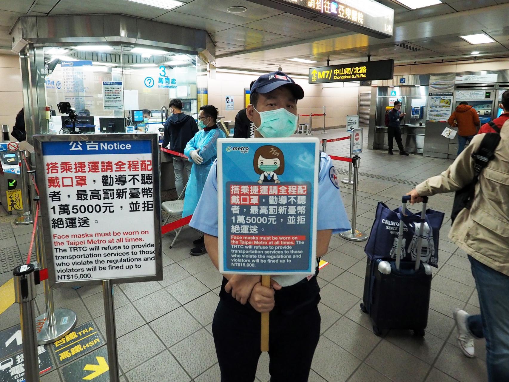 Un operario recuerda las medidas de seguridad en una estación de metro de Taipei.