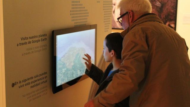 Visitantes en una exposición de Afundación