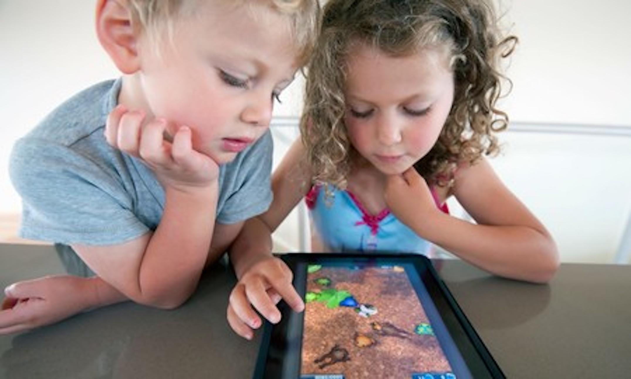 Niños jugando a un videojuego en una tablet