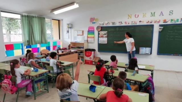 Una profesora da clases a sus alumnos de Primaría.