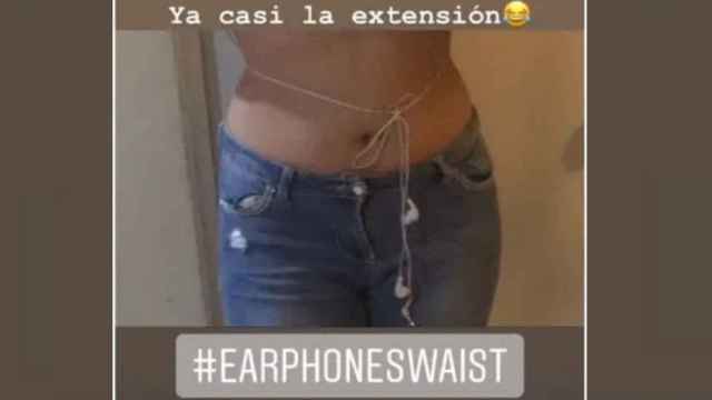 El 'earphonewaist', un reto viral de rodear la cintura con unos auriculares. Instagram.