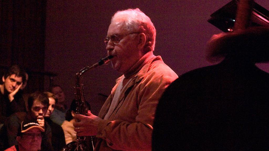 El saxofonista Lee Konitz en una foto de archivo de 2007.