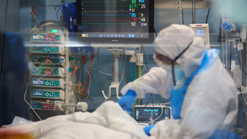 Profesionales sanitarios realizan su trabajo con enfermos de Covid-19 en una UCI de un hospital de España.