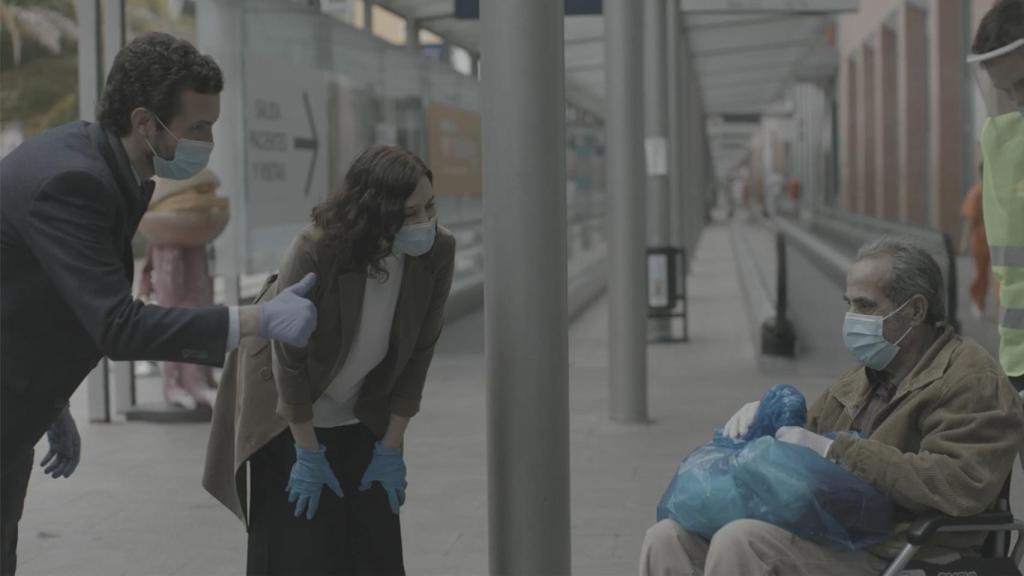 Pablo Casado e Isabel Díaz Ayuso saludan a un paciente en el hospital de campaña de Ifema.