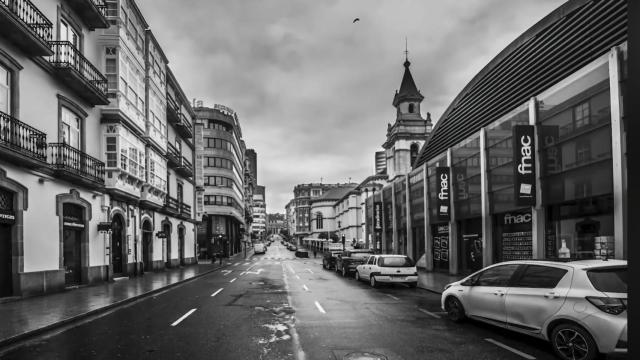 La plaza de Lugo vacía inmortalizada por Raúl Lamoso.