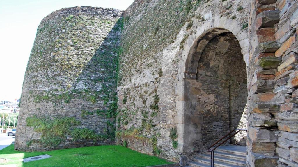 Fallece un sanitario de 35 años al caer desde la Puerta de San Pedro de la Muralla de Lugo