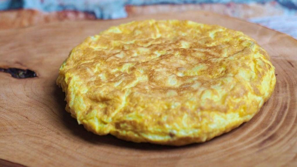 Una tortilla de patata redonda y dorada.