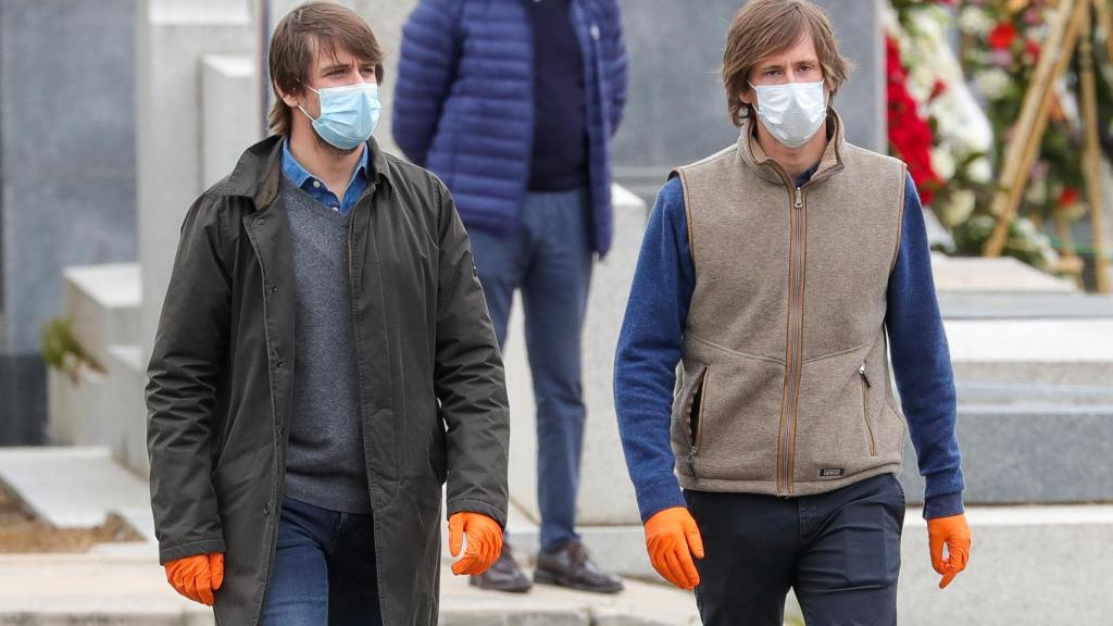 Los hijos de Alfonso Cortina durante el entierro de su padre.