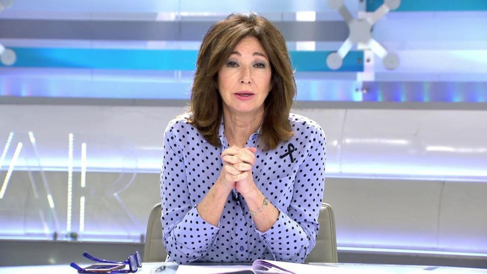 La presentadora ha explicado este viernes su decisión de llevar un lazo negro.