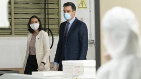 El presidente del Gobierno, Pedro Sánchez, y la ministra de Industria, Reyes Maroto, durante su visita a los talleres de confección que El Corte Inglés tiene en Madrid y que ha reconvertido para confeccionar mascarillas de protección