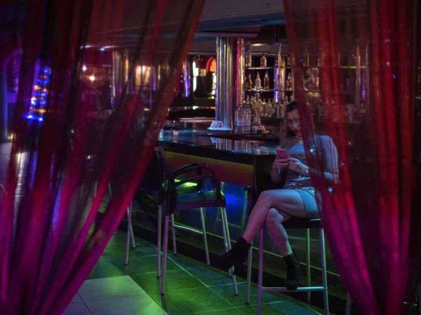 Una prostituta espera clientes en un club de Castilla-La Mancha, en una imagen de archivo.