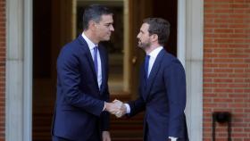 El presidente del Gobierno, Pedro Sánchez, con Pablo Casado en una imagen de archivo.