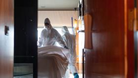 Personal sanitario y de limpieza en el Hotel Princess de Barcelona, que aloja a pacientes del Hospital del Mar.