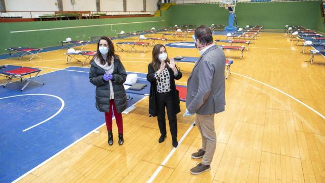 La alcaldesa Inés Rey visita las instalaciones del nuevo espacio para personas sin hogar.