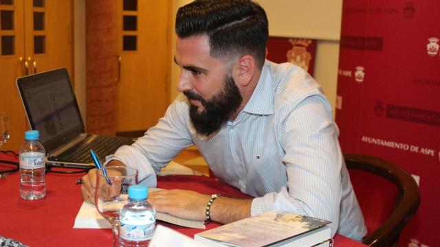 Pablo Jesús Díaz, firmando uno de sus libros.