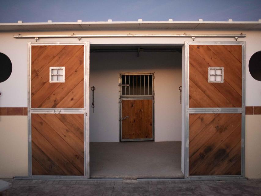 El chalet, a las afueras de Trebujena (Cádiz), cuenta con piscina, cuadras y zona de asados.