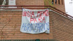 Pancarta de ánimo colgada en una terraza durante estos días.