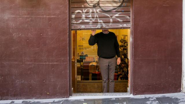 Un trabajador autónomo echa el cierre a su negocio.