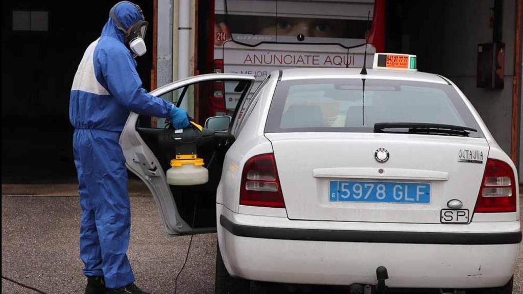 Desinfección de un taxi en Burgos.