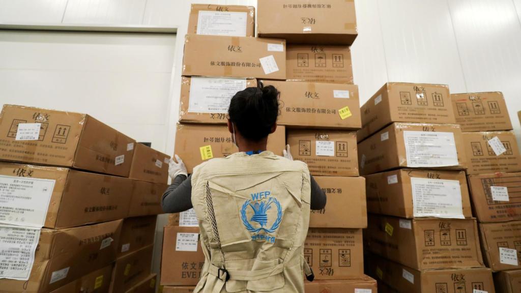 Una trabajadora del Programa Mundial de Alimentos organiza paquetes de ayuda en un almacén designado a las Naciones Unidas para ayuda humanitaria para África .