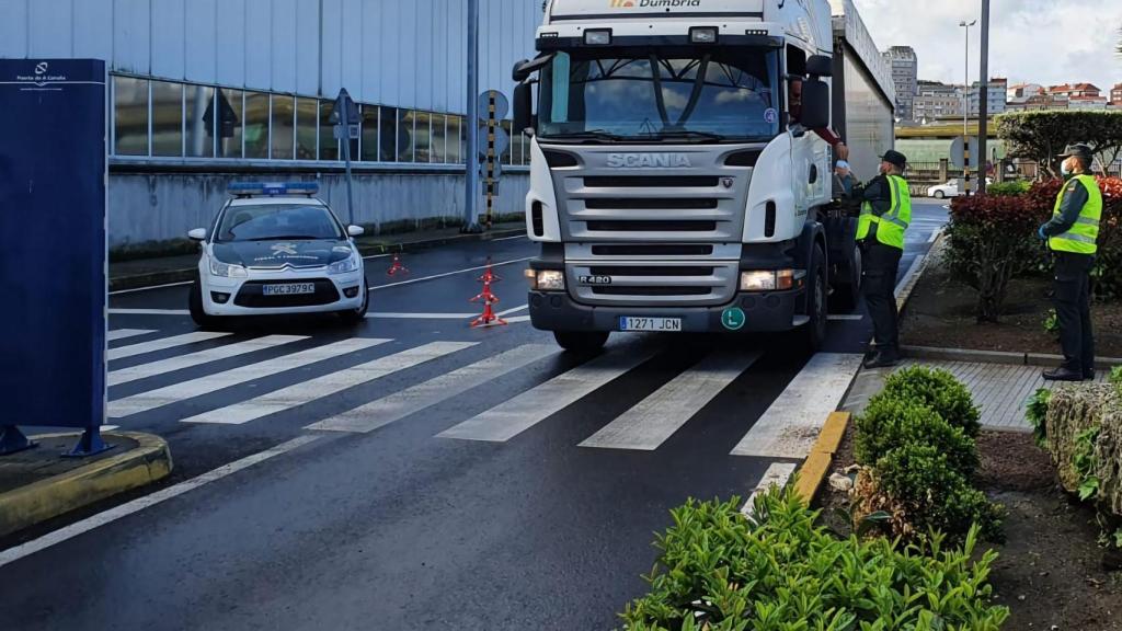 Reparto de mascarillas en los polígonos empresariales de A Coruña.