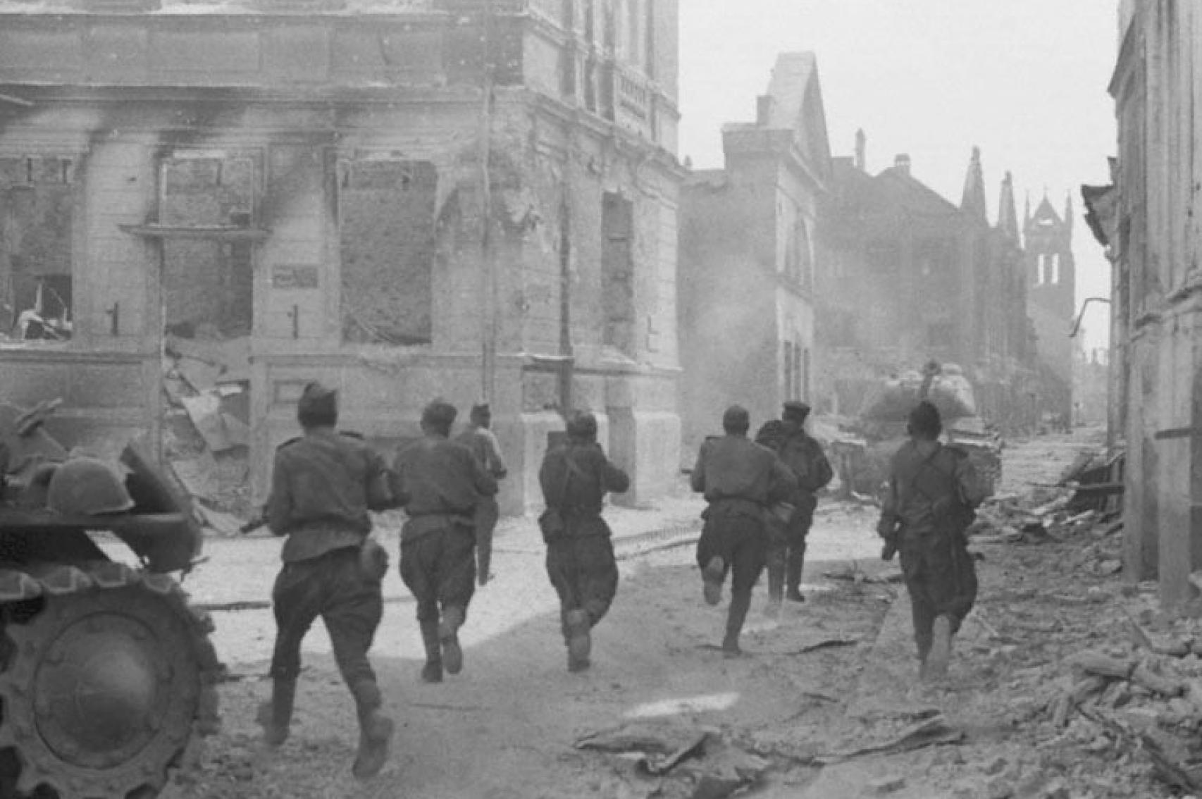 Soldados soviéticos del Primer Frente Báltico durante un ataque en la ciudad letona de Jelgava (16 de agosto de 1944).