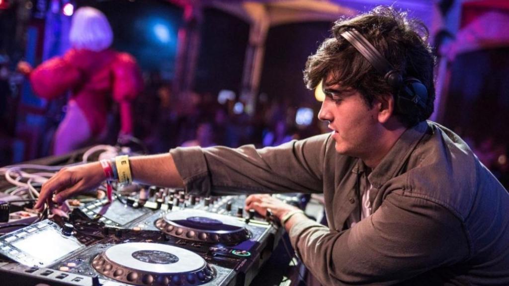 Jorge Bárcenas se ha hecho conocido por su trabajo como Dj.