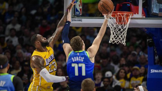 Luka Doncic y LeBron James durante un partido