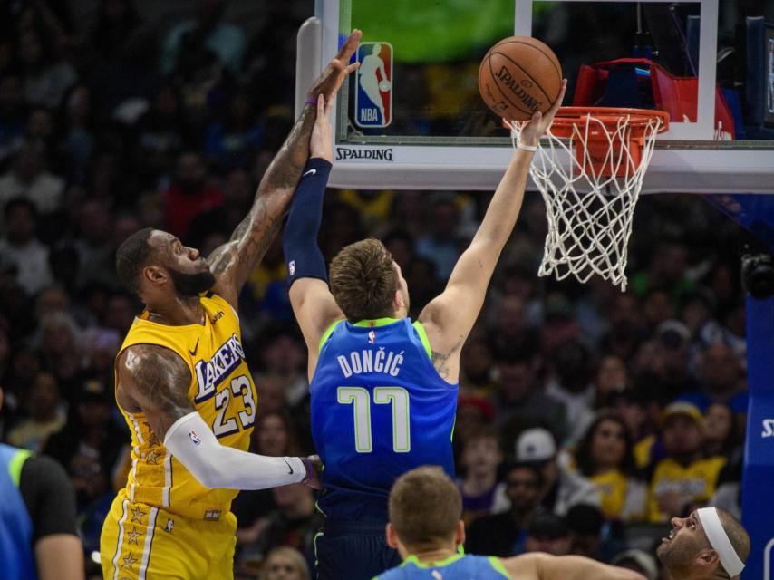 Luka Doncic y LeBron James durante un partido