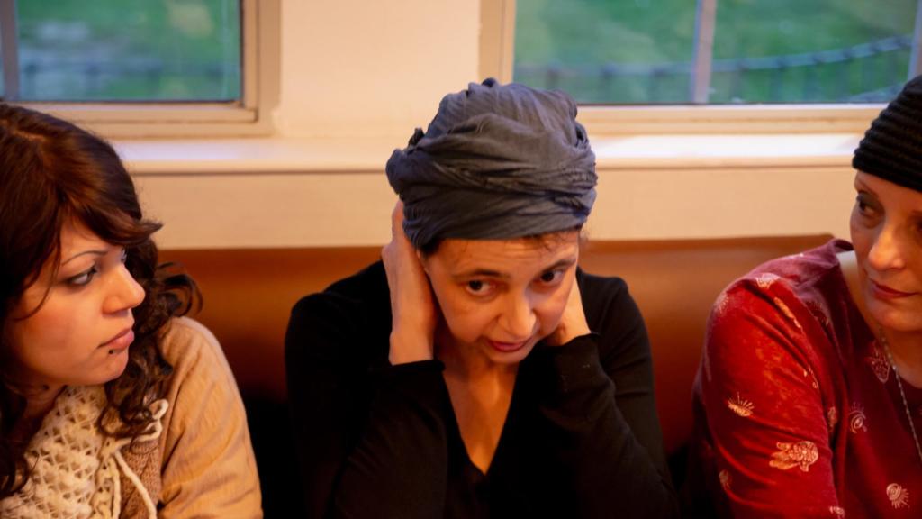 Laura, Marta y Conchi, en una cafetería.